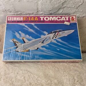 Sansho Grumman F14A‎ Tomcat U.S. Navy Swing Wing Carrier Fighter Model Kit 1:100